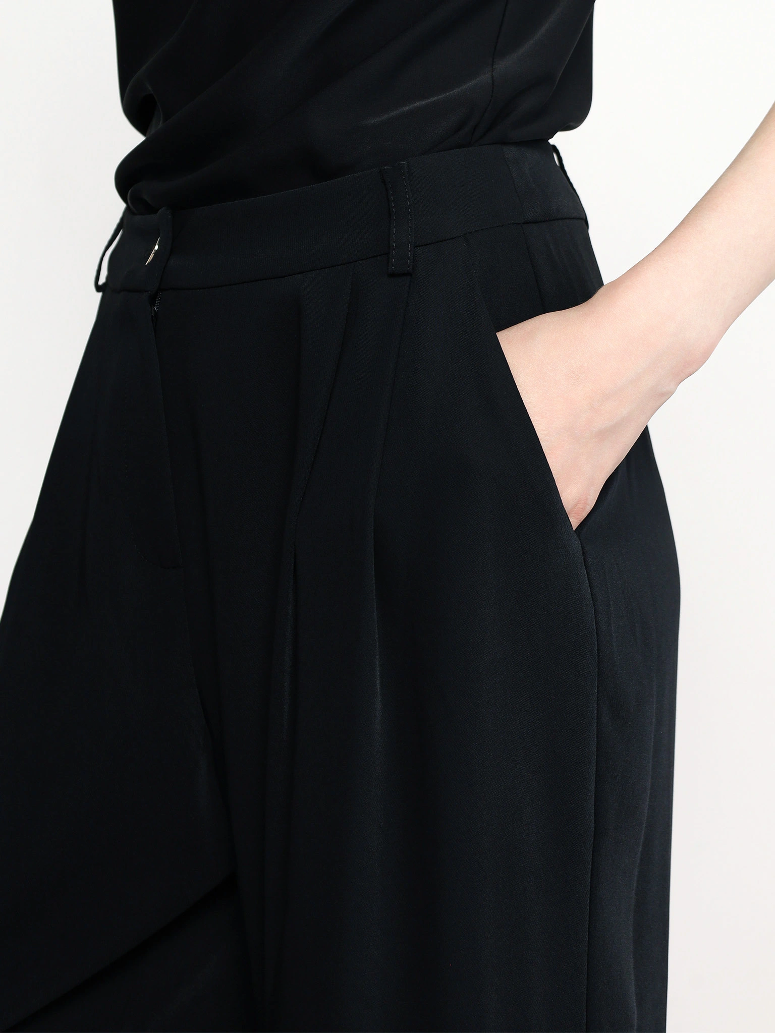 Брюки черного цвета расклешенного кроя